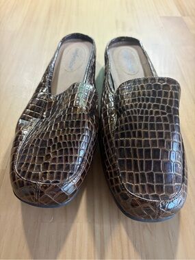 comfortview Glossy Brown Croc-Embossed Slip-On Loafers A5